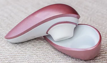 Бесконтактный клиторальный стимулятор Womanizer Liberty розовый